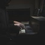 Der Klavierspieler und eine Stimme